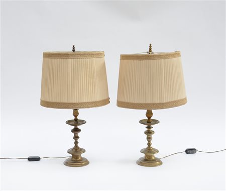 Coppia di lampade a due luci in bronzo tornito con paralumi plissettati (h cm...