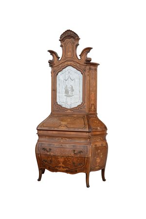 Trumeau di forma mossa lastronato in noce e intarsiato con vasi fioriti,...