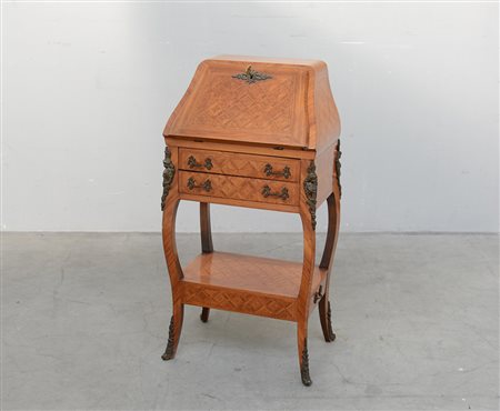 Piccola ribaltina lasronata a due cassetti ed antina ribaltabile celante...