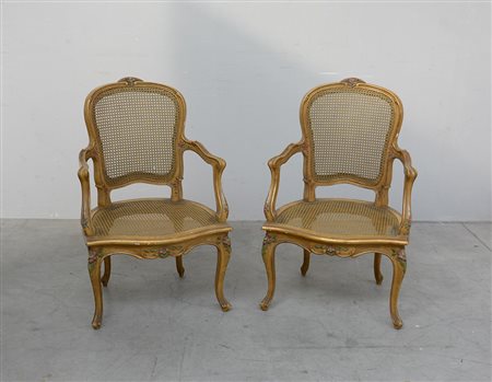 Coppia di poltrone in legno dorato decorate in policromia a fiori con...