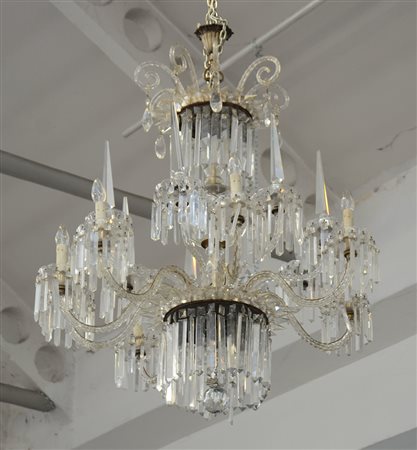 Lampadario a quattordici luci in cristallo molato con braccia sagomate e...