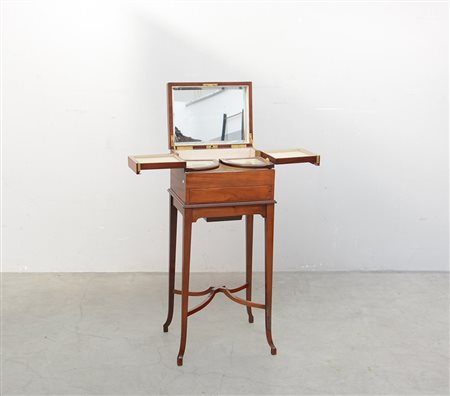 Piccola toieltte in mogano con piano apribile celante specchio, cassettini e...
