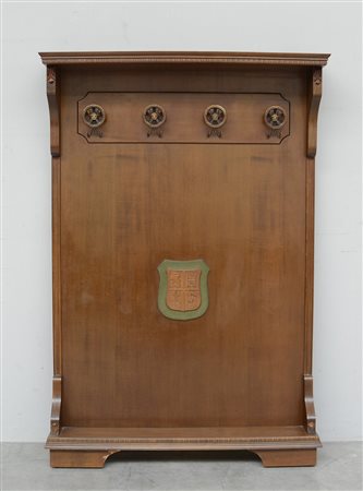 Attaccapanni da parete a quattro grucce centrato da stemma decorativo (cm...