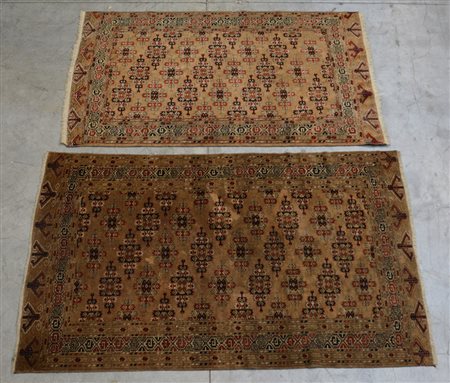 Lotto di due tappeti Yomuth, Kerki, Turkestan occidentale sec. XX. Disegno a...