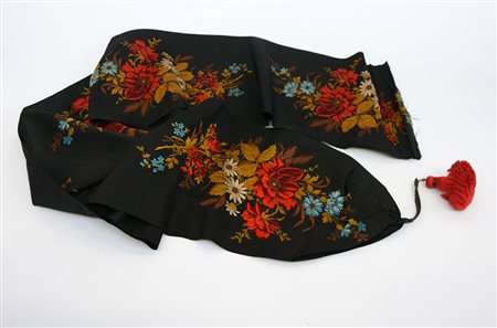 Jaquard in seta con mazzi di fiori policromi su fondo nero. Europa, fine sec....