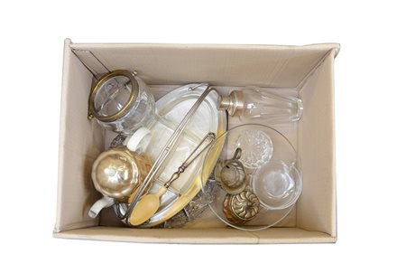 Cartone contenente numerosi oggetti per la tavola di uso e materiali...