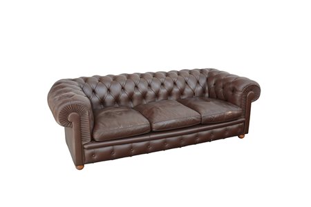 Divano a tre posti in pelle capitonnÈ color tabacco, modello Chester....