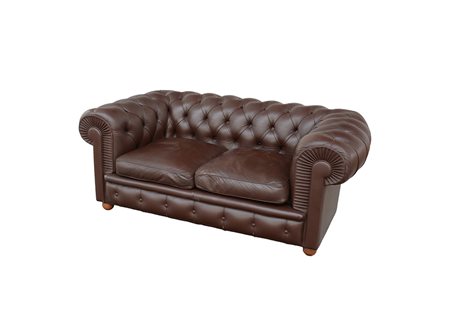 Divano a due posti in pelle capitonnÈ color tabacco, modello Chester....