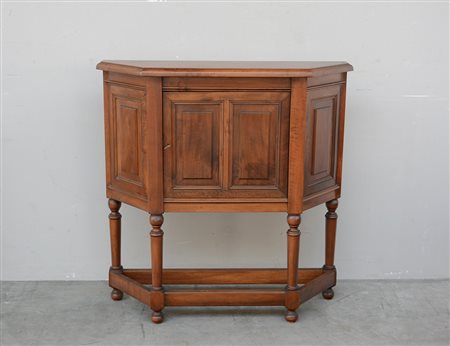 Mobile bar ad uno sportello con sostegni a colonne tornite (cm 104x105x33)...