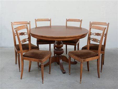 Lotto composto da un tavolo tondo con sostegno a colonna tornita (d cm 120) e...