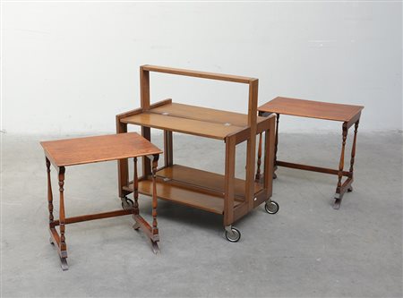 Lotto composto da una carrello portavivande richiudibile in legno dolce e due...