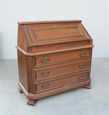 Ribalta a tre cassetti riquadrati con calatoia celante cassettini e vani...