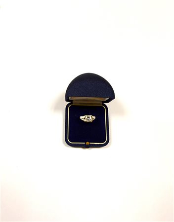 Anello con pietra incolore contenuto in astuccio