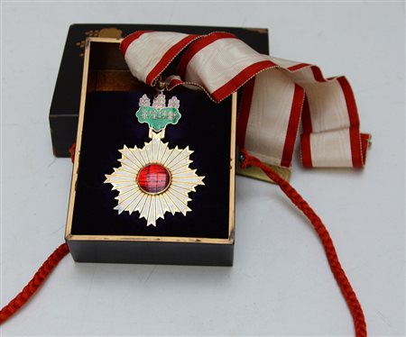 Arte orientale. Onoreficenza in smalti policromi contenuta in astuccio laccato