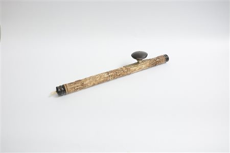 Pipa da oppio in osso decorata con figure, con terminali in legno ebanizzato...