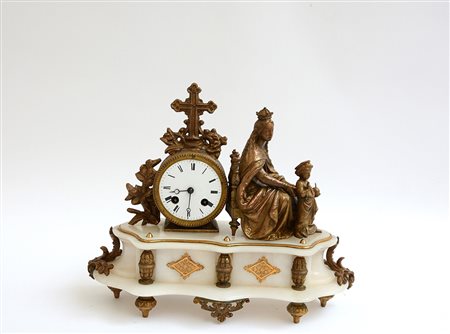 Pendola da camino in metallo dorato con basamento il alabastro, raffigurante...