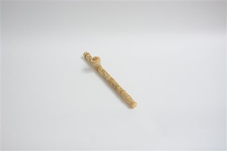 Pipa da oppio in osso a guisa di bambù intagliata con figure Manifattura...