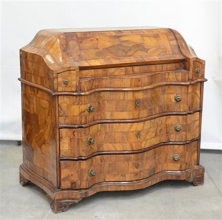 Ribalta "veronese" lastronato in radica di noce a tre cassetti sagomati sul...