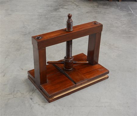 Pressa in mogano con montanti dritti, fine sec. XIX