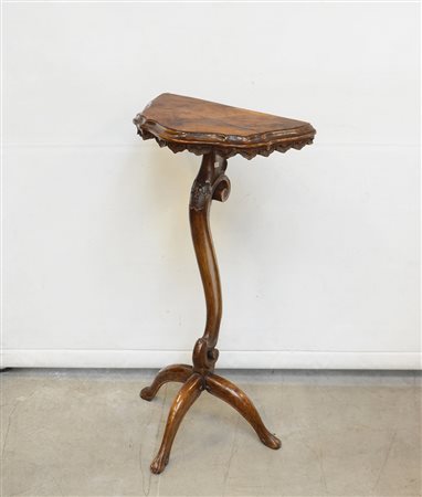 Gueridon lastronato in noce con piano sagomato, gambe e piedi mossi (cm...