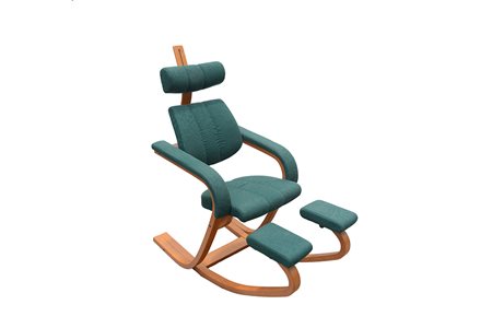 Poltrona ergonomica con struttura in legno curvato. Produzione recente...