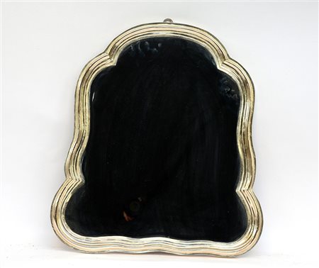 Specchierina di forma sagomata con bordo in metallo argentato (cm 55x50)