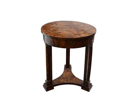 Tavolino tondo lastronato in radica di noce ad un cassetto sottopiano, gambe...