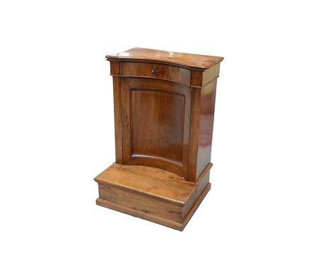 Inginocchiatoio in noce di forma sagomata ad un cassetto sottopiano, fronte...