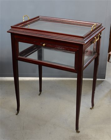 Tavolino vetrina con piano a vossoio biansato, gambe sagomate terminanti con...