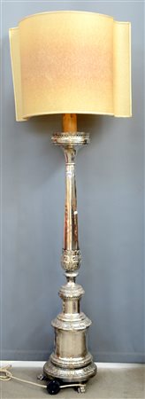 Candeliere ad una fiamma in metallo argentato decorato a motivi vegetali,...