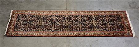 Tappeto Rumeno annodato a mano sec.XX. Disegno floreale su fondo blu (cm...