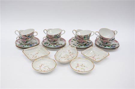 Lotto composto da dodici tazze con piattini in porcellana policroma uniti a...