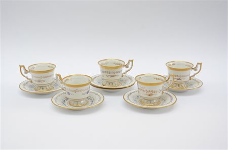 Manifattura tedesca. Gruppo di cinque tazze con sei piattini in porcellana...