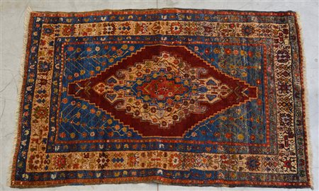 Tappeto Mudjiur, Anatolia fine sec. XIX. Disegno a medaglione su fondo...