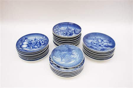 Cartone contenente numerosi piatti in porcellana bianca e blu (difetti)
