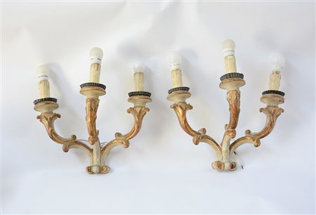 Coppia di appliques a tre luci in legno laccato e dorato, intagliato a...