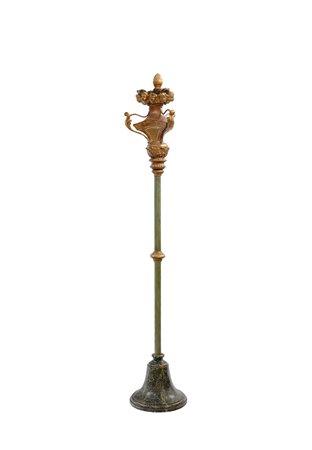 Antico porta-stendardo in legno dorato ed intagliato con teste di cherubini,...