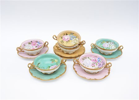 Manifattura tedesca. Gruppo di sei tazze biansate con piattini in porcellana...