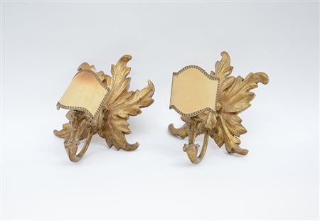 Coppia di appliques ad una luce in legno dorato intagliate a foglie