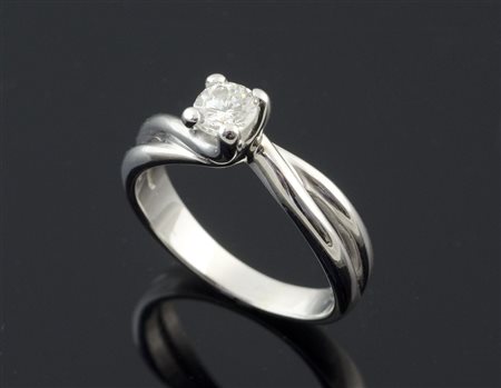 Anello solitario in oro bianco con diamante taglio brillante per ct 0,50,...