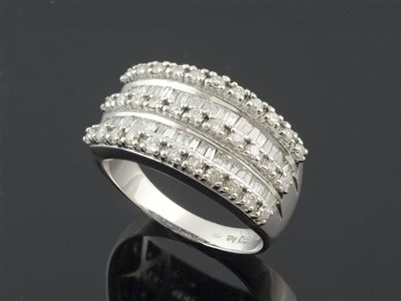 Anello in oro bianco a fascia con tre linee di diamanti taglio baguette...