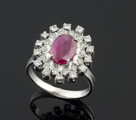 Anello in oro bianco a margherita centrato da rubino naturale ovale per ct...
