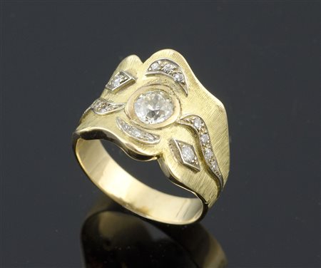 Anello in oro giallo satinato a fascia con al centro diamante taglio vecchia...