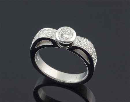 Anello solitario in oro bianco con diamante taglio brillante centrale per...