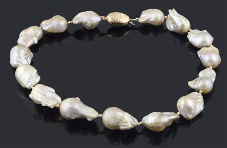 Collana girocollo ad un filo di perle di fiume intercalate da piccole sfere...