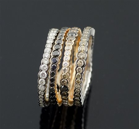 Quatrro fedine Eternity, una in oro bianco brunito con diamanti taglio...