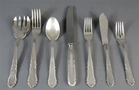 Servizio di posate in metallo.