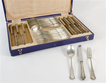 Servizio di posate in argento per 12 persone composto da 36 pezzi, entro teca...