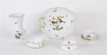 Herend: lotto di vari pezzi di servizio in porcellana policroma con decori...