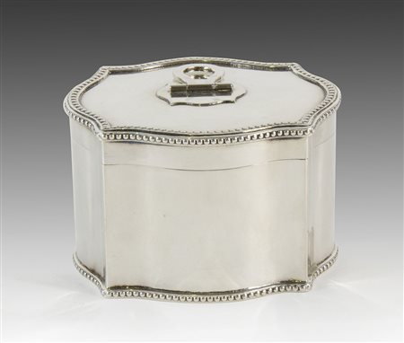 Scatoletta sagomata in argento con bordo sbalzato. Punzone Sandonà Treviso....